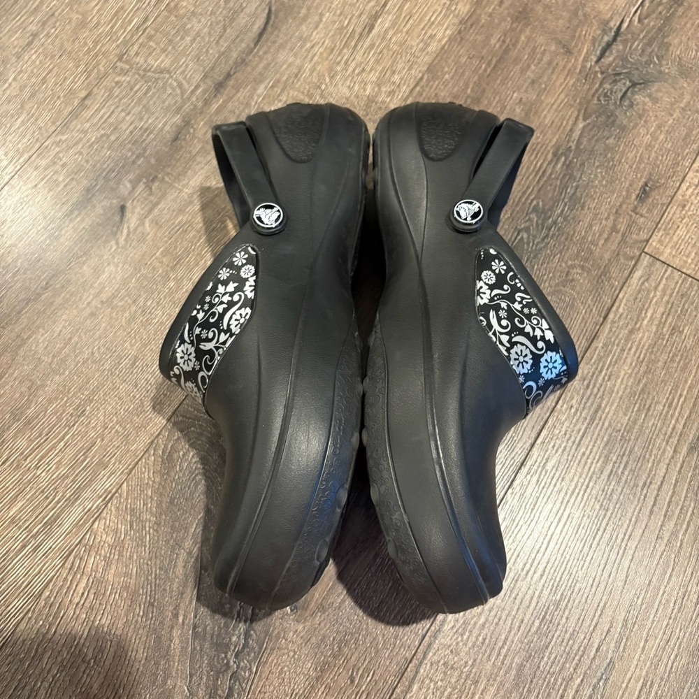 3376 Crocs Mercy Convertible Work Clogs Black / Silver 10 - Picture 4 of 10